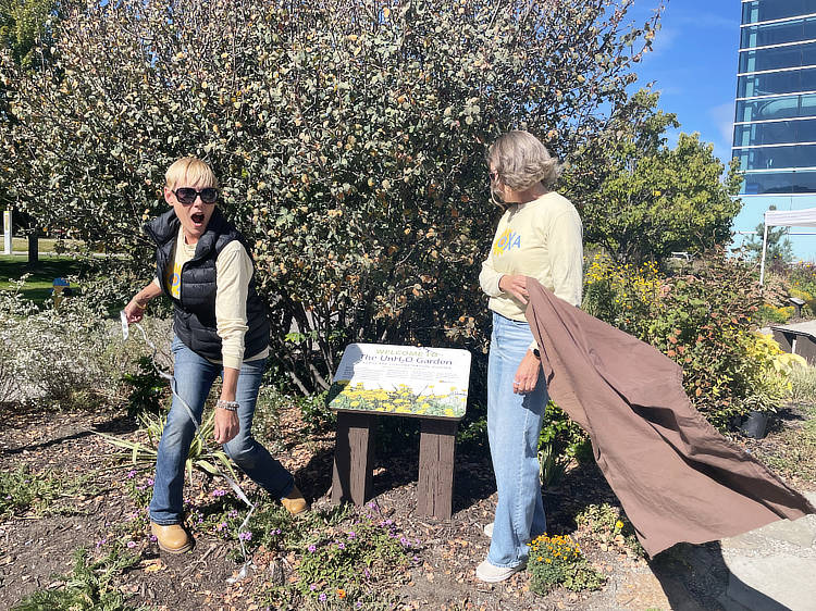 Sigrie Kendrick and Lisa Masini unveiling the new welcome sign at the UnH2O Garden in Kelowna